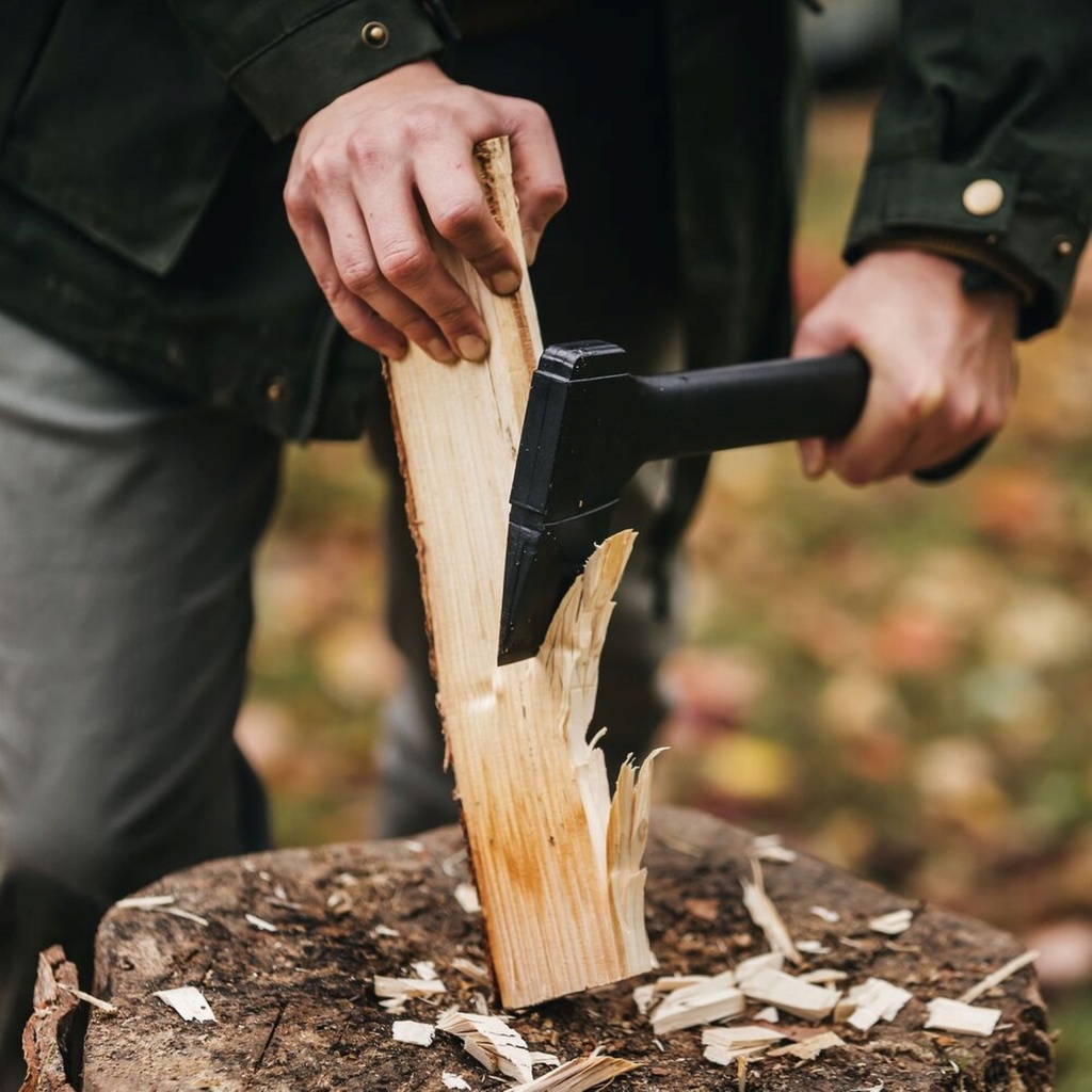fiskars-14-hatchet-axe-tool-with-steel-blade-for-small-to-medium-sized-logs-1-piece-black-04-2aad24a2-6e96-4991-a9a9-4a71fc82c1ae.d930af59a3cab539f5748370064cd1c8.jpg