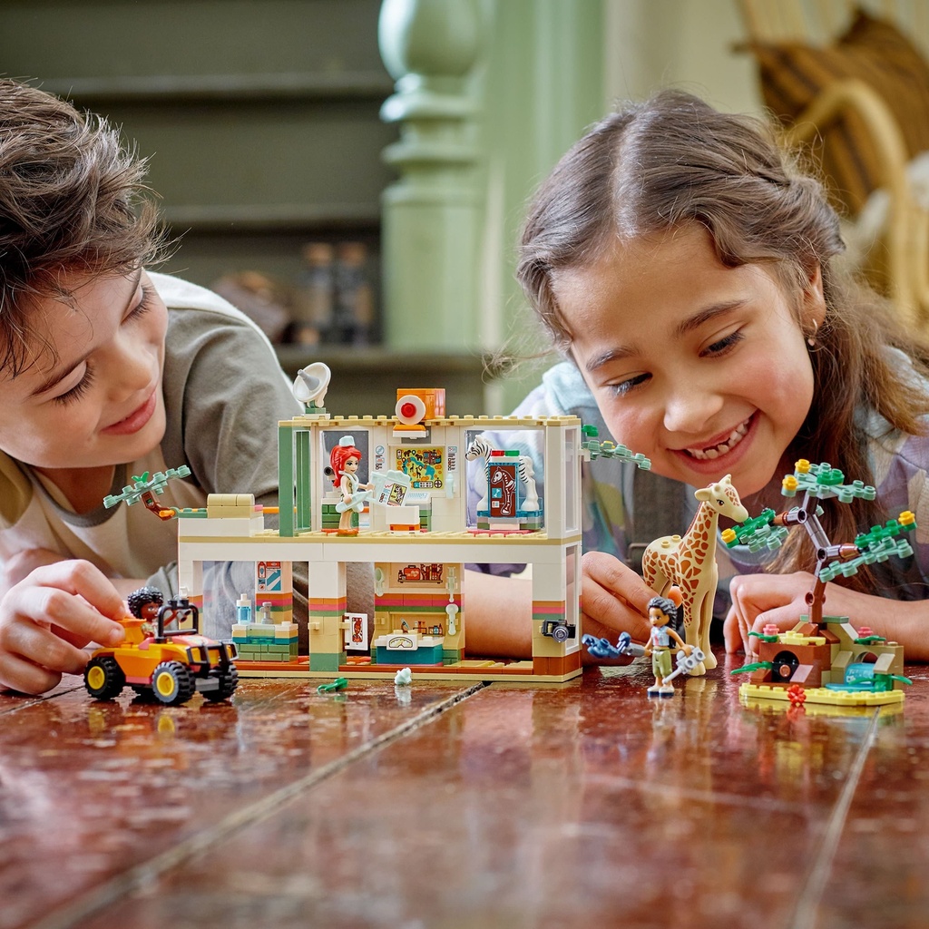 lego-friends-mias-wildlife-rescue-toy-41717-with-zebra-and-giraffe-safari-animal-figures-plus-3-mini-dolls-07-d92bc083-0a1c-497c-a79f-de17f5b49496.934fcba5b04f5a63e3a908b96e149195.jpg