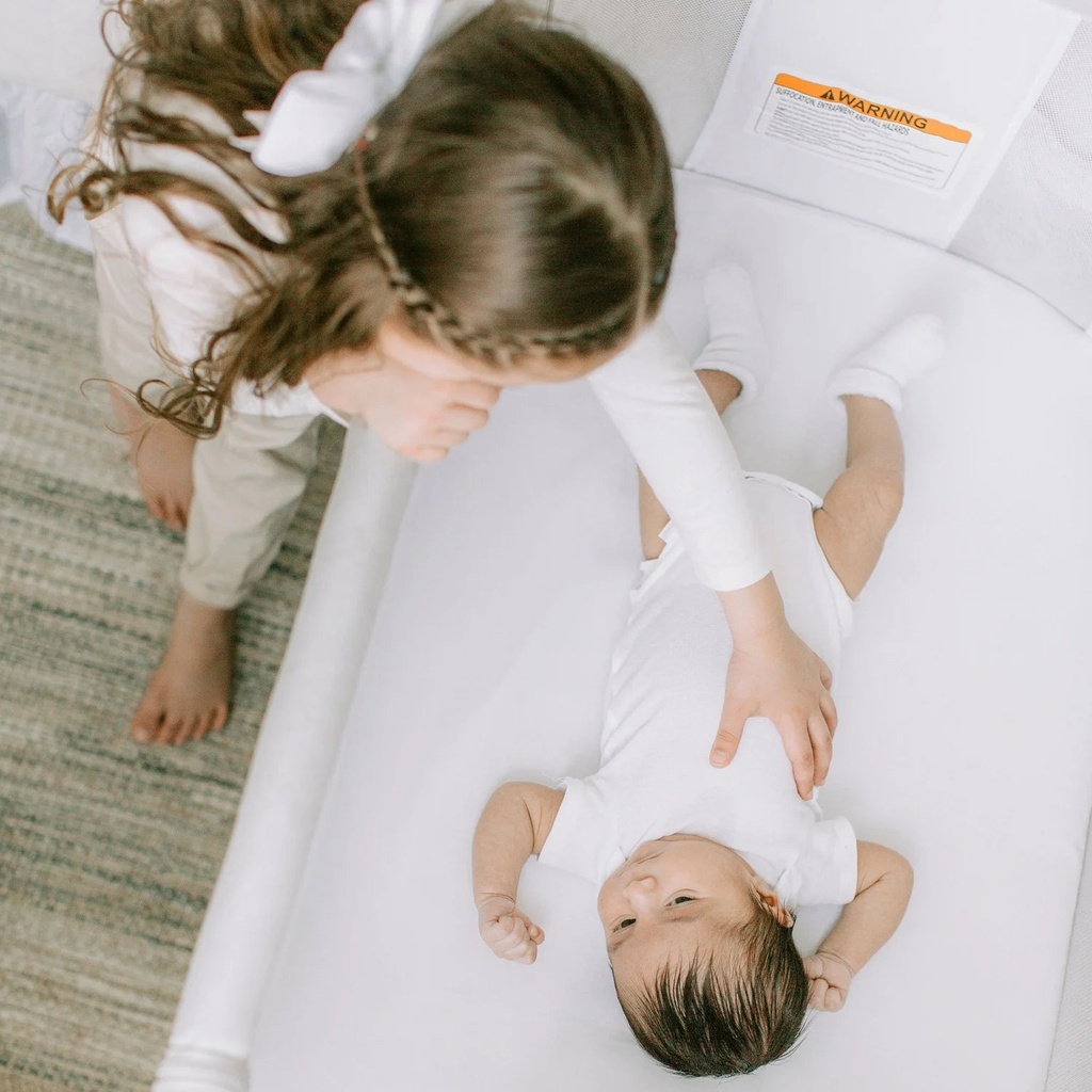 baby-delight-beside-me-dreamer-bassinet-bedside-sleeper-driftwood-gray-ages-0-5-months-unisex-02-c42b7554b16a199aece51e3724ada52e.jpg