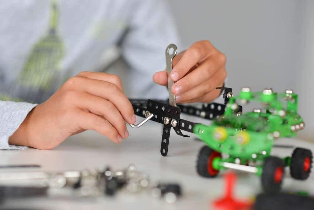 alexander-toys-constructor-stem-348-piece-metal-construction-kit-bison-harvester-construction-toy-for-children-from-8-years-03-Alexander_Toys_Const_2bf8b575e2669252fabf16724ee26fab.jpg