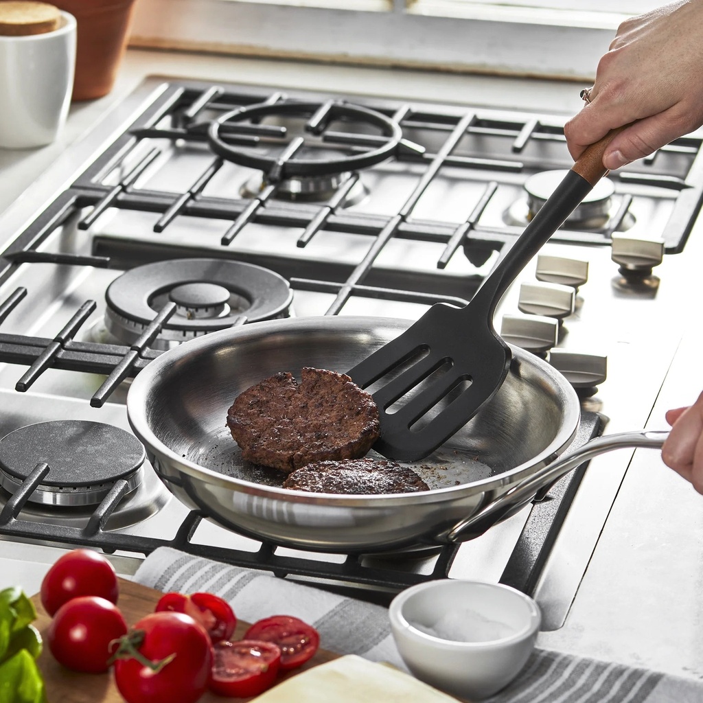 staub-serving-turner-02-a0a70459e4c3b2a63d4e47f5e7b4b671.jpg