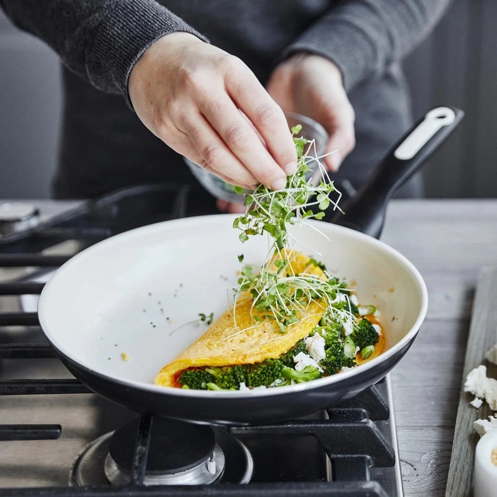 greenpan-rio-ceramic-nonstick-7-9-5-and-11-frypan-set-black-06-141e4f84f92054f5db1b2e72d874ac67.jpg