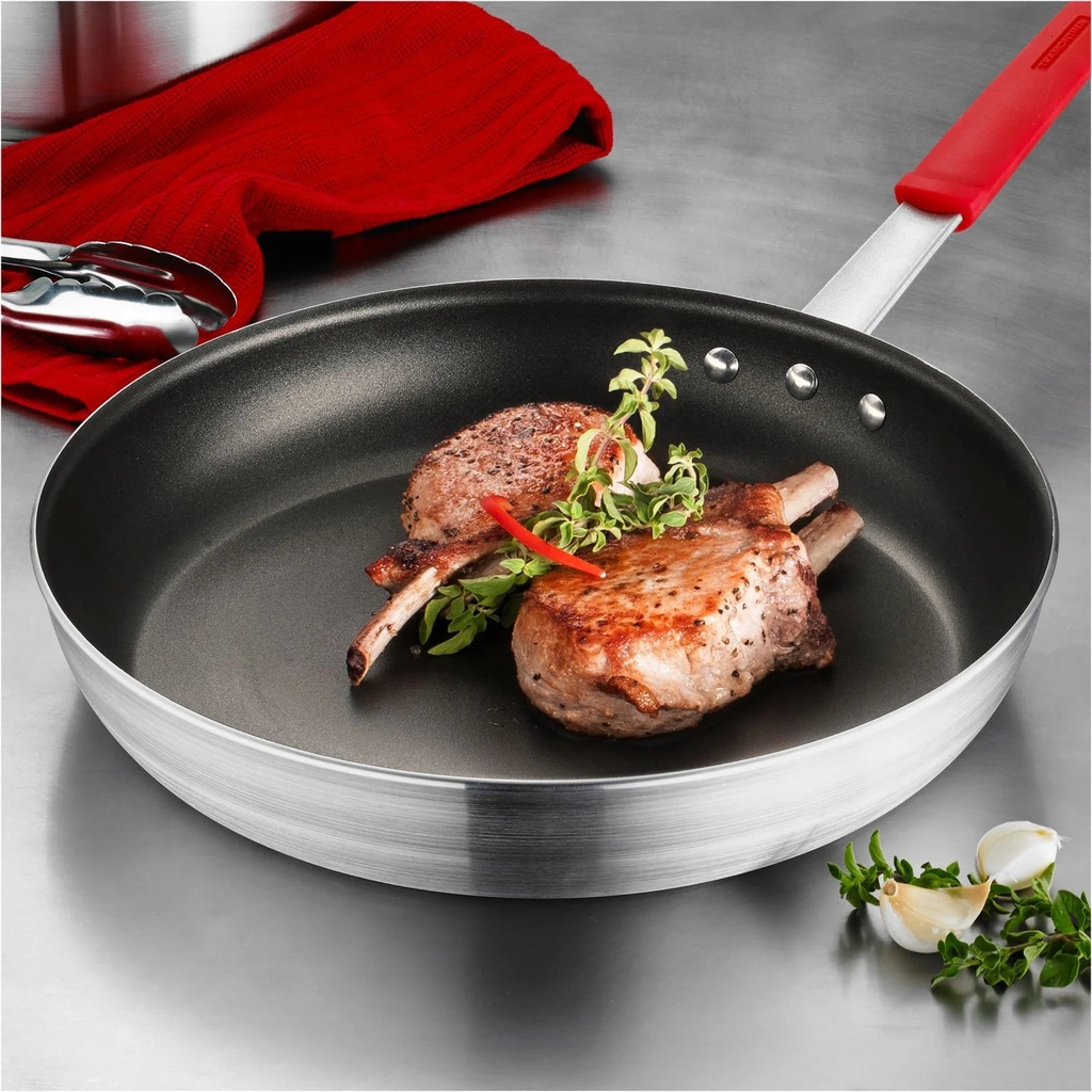 tramontina-commercial-8-non-stick-restaurant-fry-pan-03-7f43bc5799bfa6a13253b53c0ef1a326.jpg