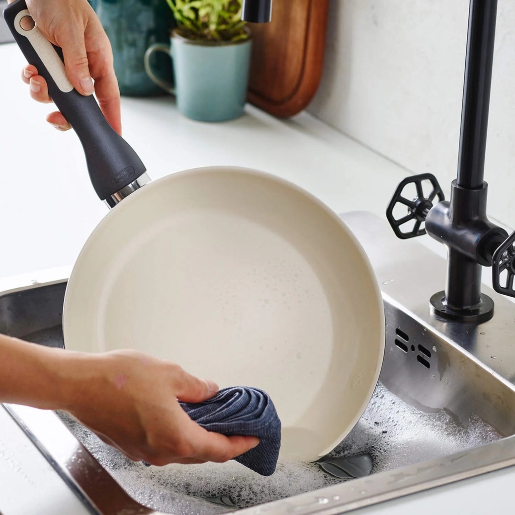 greenpan-rio-ceramic-nonstick-10-frypan-black-08-f3bc2af01cc333ed5733fbcc54a774dc_818035f8-42c7-4c0c-9246-d3ad30ac0ff2.jpg