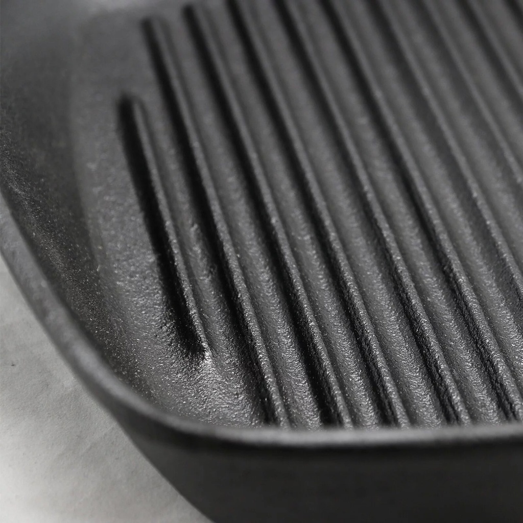 general-store-addlestone-10-inch-square-preseasoned-cast-iron-pan-02-98c89e278b9e8bf2e68504c4e0a2f9a7.jpg