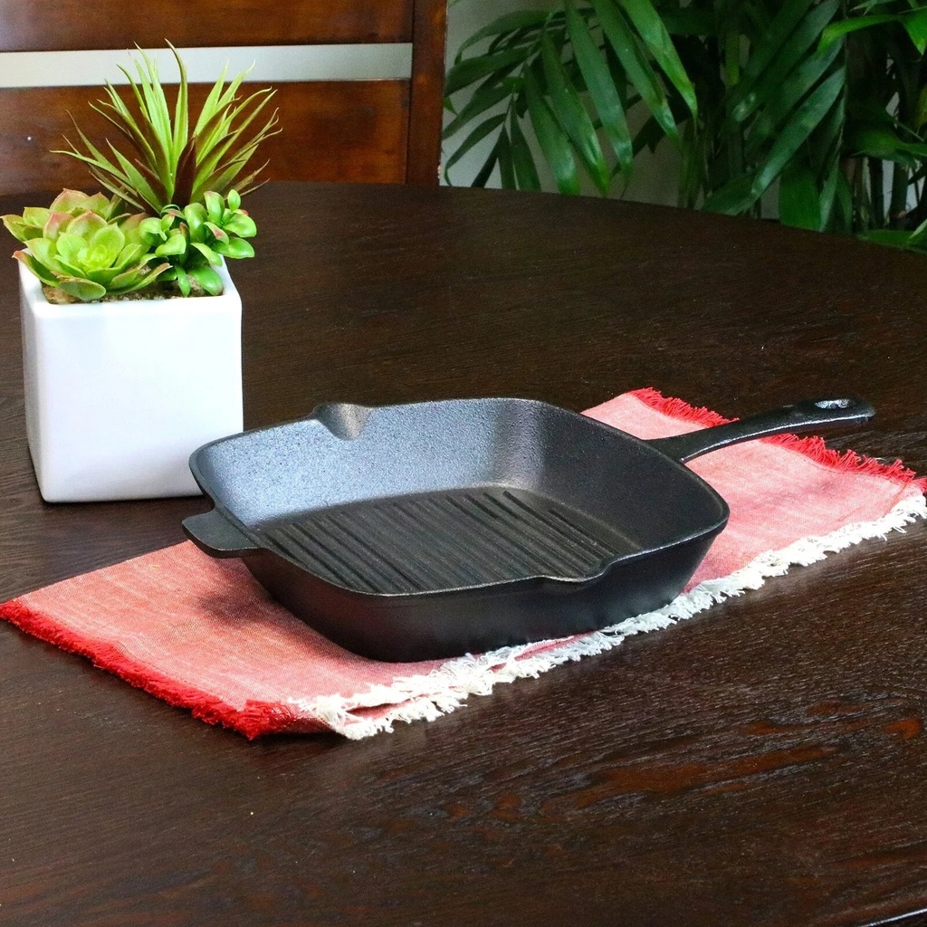 general-store-addlestone-10-inch-square-preseasoned-cast-iron-pan-03-2ae1e834a56e26479d47b35fb5ce2b07.jpg