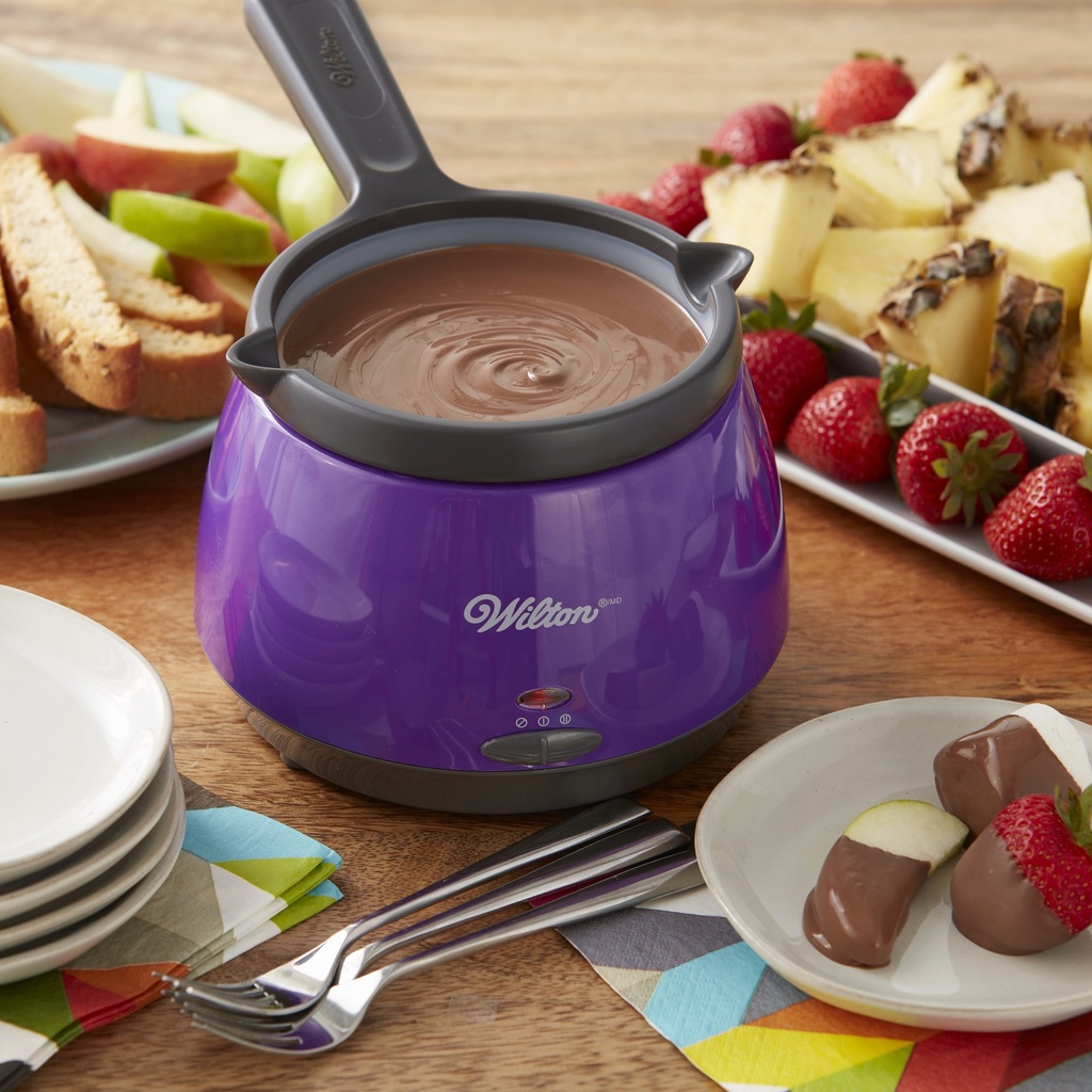 wilton-candy-melts-candy-melting-pot-purple-04-17531c61-956d-4837-93ed-cbfdf038b150.a96a5c52dbb4cd3eaabf374f88f61f41.jpg