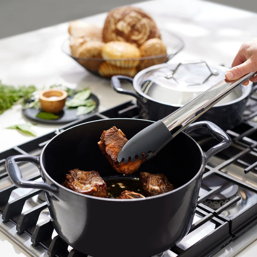 all-clad-enameled-cast-iron-dutch-oven-with-lid-and-acacia-wood-trivet-6-quart-02-044eb0ab0faba6aede364124d3bbfcca.jpg