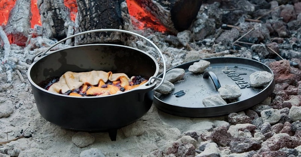 lodge-6-quart-cast-iron-camp-dutch-oven-l12co3-02-88bd9db358632bdca82fbbef074b32b1.jpg