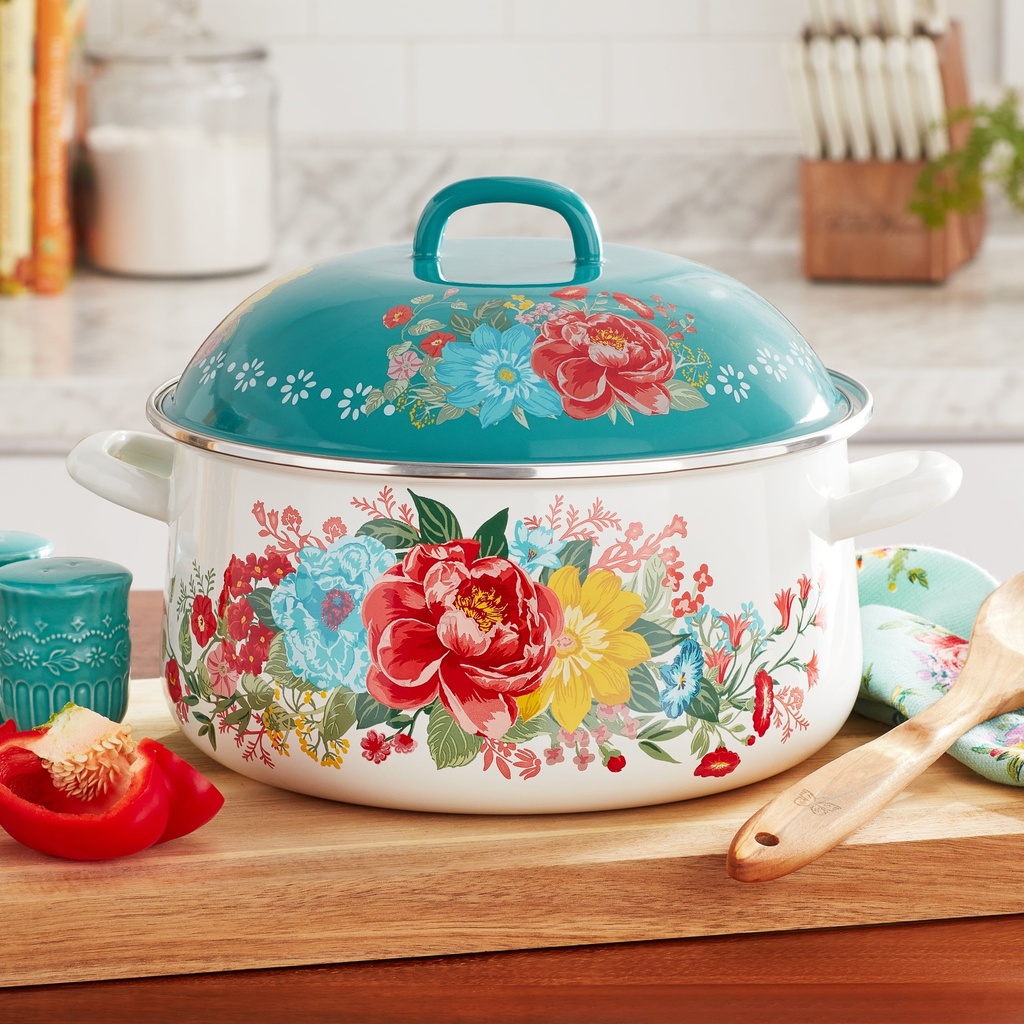 the-pioneer-woman-fancy-flourish-enamel-on-steel-6-4-quart-dutch-oven-03-018c729f-e57a-4f81-a90a-8907de519e45.81b8dd1dcf177fcb6add6fb29363b5a0.jpg