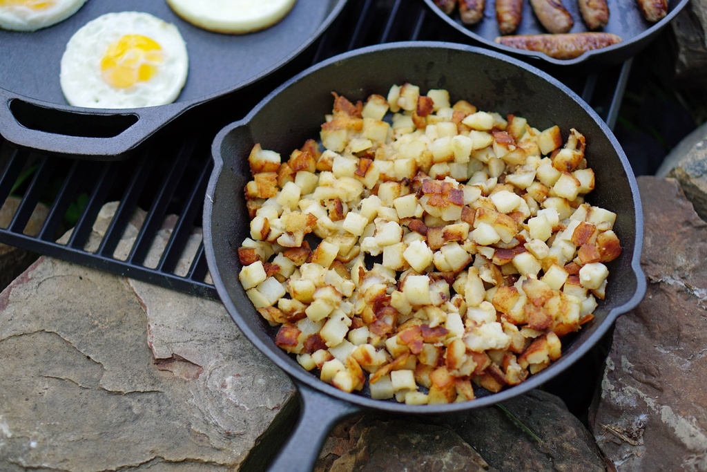 ozark-trail-10-5-cast-iron-skillet-with-handle-black-02-fd5c5181-37d5-477d-8a3b-ef5ead521f59_7.3d1c2c36ca30e9aec826b4bbe113d857.jpg