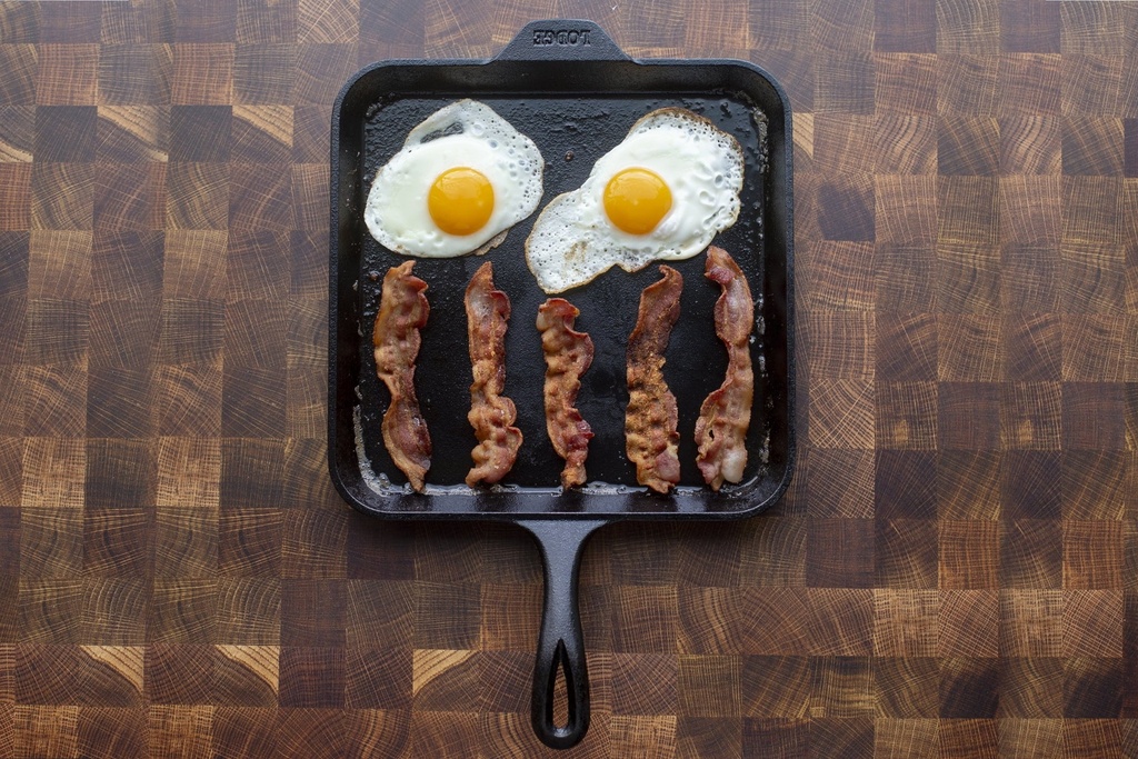 lodge-seasoned-cast-iron-11-square-pre-seasoned-griddle-07-d76d3ebf-e89e-4037-8a65-26c38a199cad.64de62d9e73fe26d60c295754416acf6.jpg