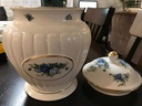 royal-albert-moonlight-rose-fluted-cookie-jar-04-96aa0c7364fbd32bf5fc2051e8a96a19.jpg