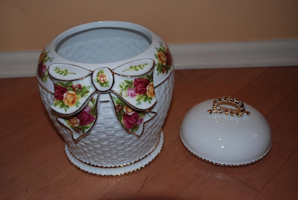royal-albert-old-country-roses-biscuit-barrel-02-09d931055d26c201c9fd8a8b755cd46f.jpg