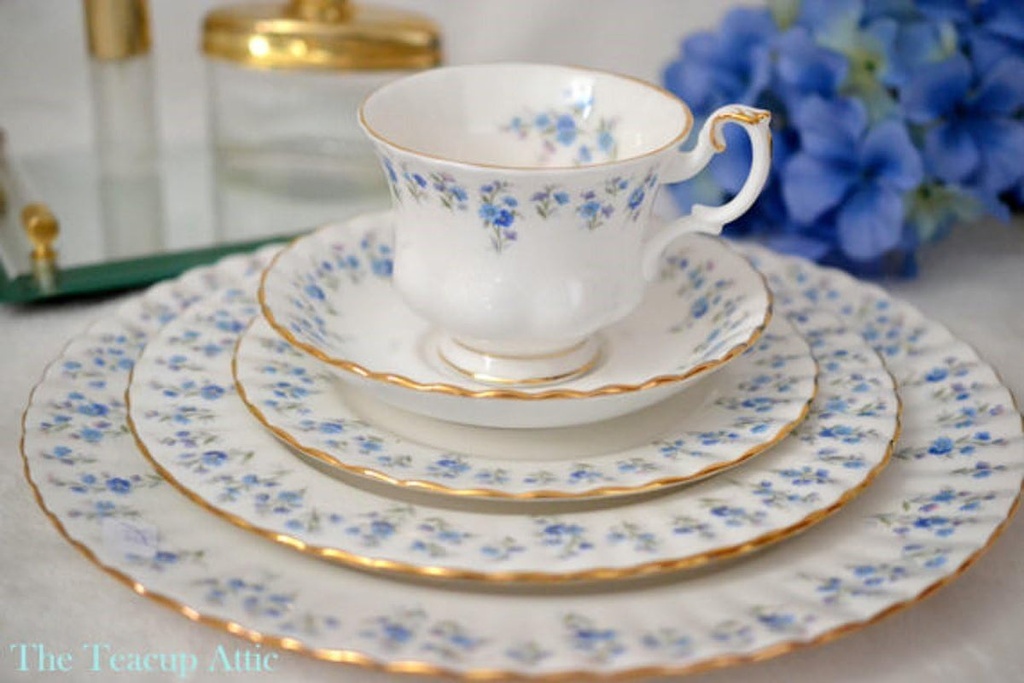 ROYAL ALBERT MEMORY LANE 20 PIECE DINNER SET(FIRST QUALITY, 1962 -MADE in UK)